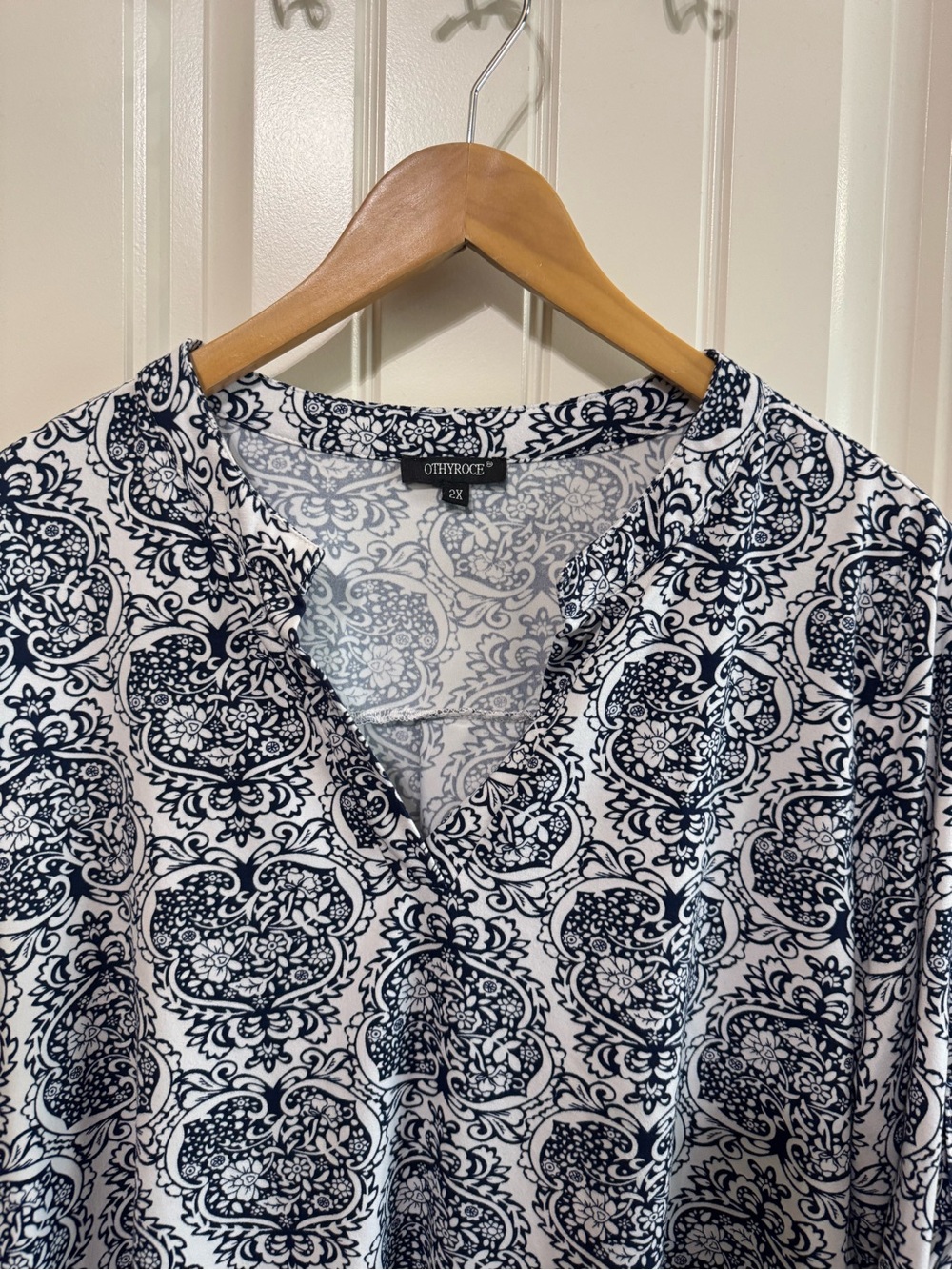 Othyroce Womens Plus 2X Paisley Tunic Blouse Blue White Split V-Neck Stretch Top
